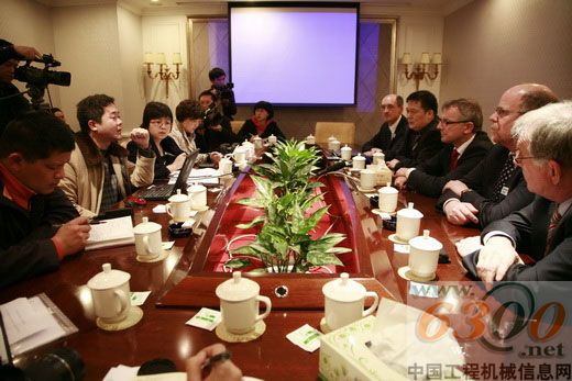 德国专家代表接受媒体采访