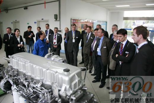 年会与会人员参观玉柴机器产品
