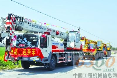 泰州高港区街头大吊车成迎亲彩车