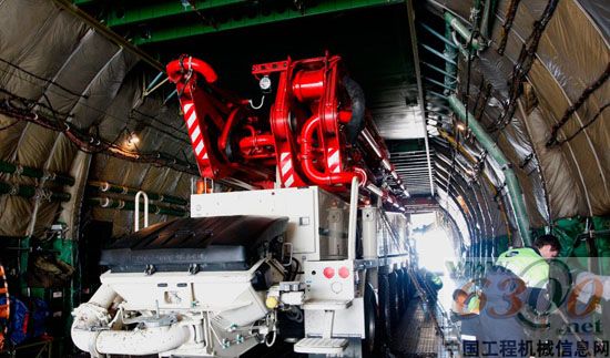 世界上最大型的混凝土泵车之一在洛杉矶机场装载上机