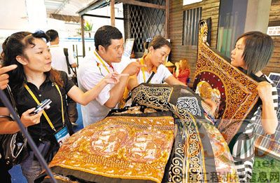 广西中国—东盟博览会上，中国顾客购买东盟工艺品。