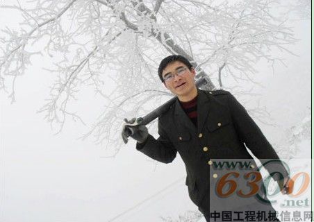 露出欣慰的笑容