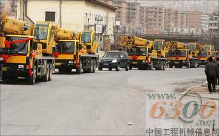 徐 工汽车起重机组成婚礼“豪华车队”