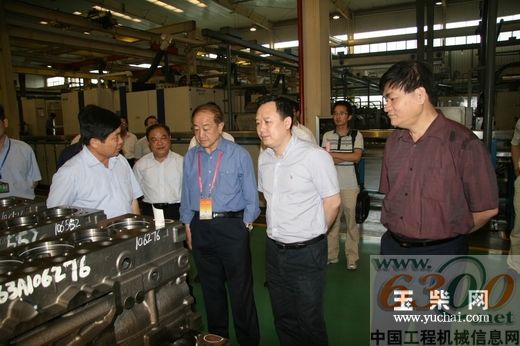 周克菘（前左二）在玉柴考察