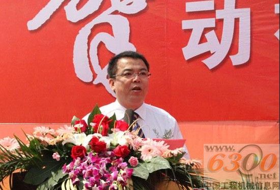 柳工股份国内营销事业部副总经理杜丹致辞