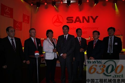 　　出席三一德国产业园开业典礼领导共同按下启动按钮