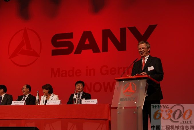 　　德国北威州经济部长福克斯贝格先生发表讲话