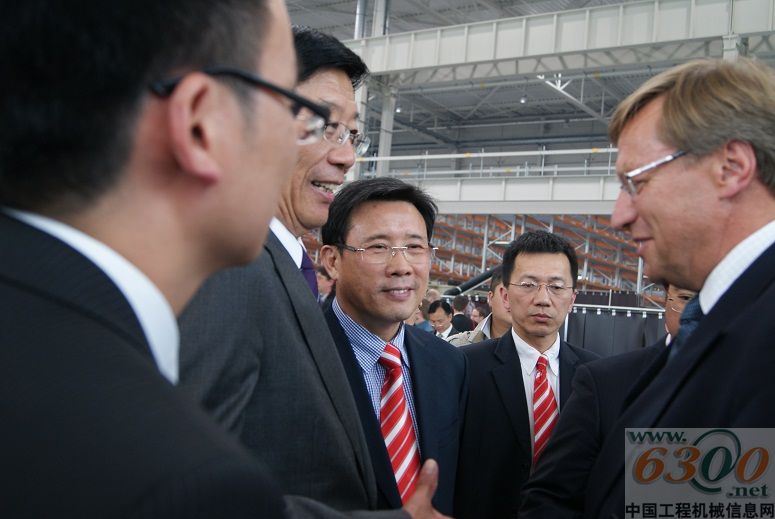 　　三一重工董事长梁稳根陪同湖南省长徐守盛参观三一德国产业园