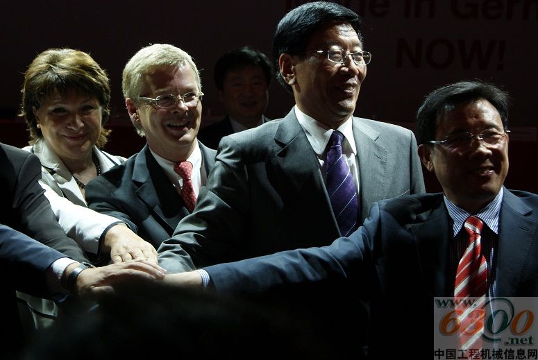 出席三一德国产业园开业典礼领导共同按下启动按钮