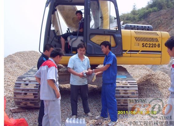 为工作人员送水