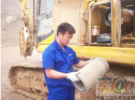 服务人员给设备做保养