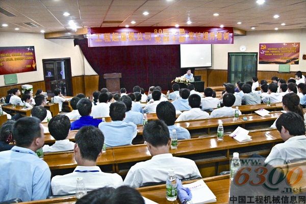 　　李江涛勉励80后党员勤奋敬业、高效履责，发挥中坚力量的作用。　　王 军 摄