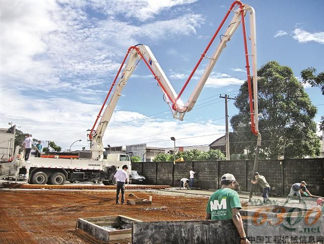 中联CIFA 33X-H泵车在巴西某工地施工中。