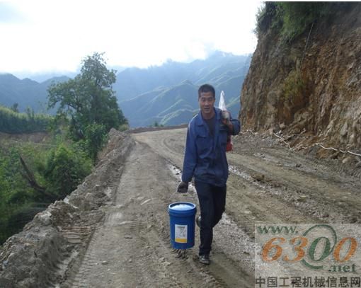 力士德工作人员一早出发