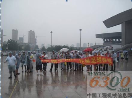 临工托举足球梦