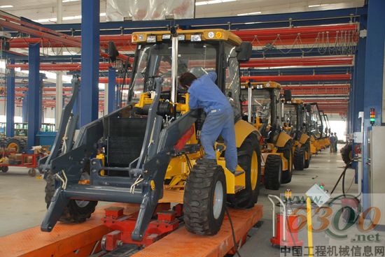 徐工 挖掘装载机 油田