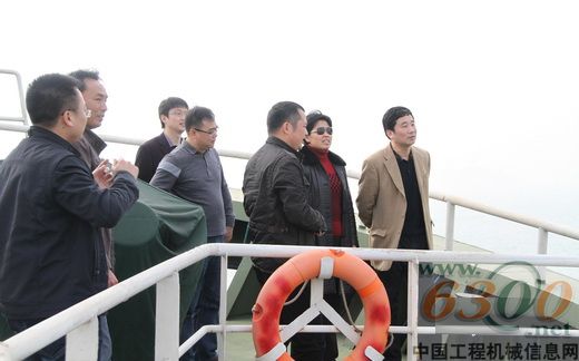 晏平（右一）、陈秋平（右二）等乘船考察