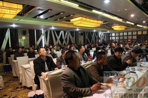 客户聚精会神听取产品介绍