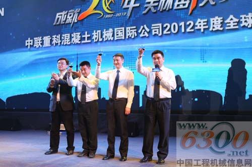 北方营销公司管理团队向与会嘉宾敬酒