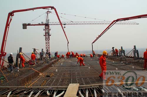 大西客专平遥特大桥跨汾平高速系杆拱系梁开始浇筑