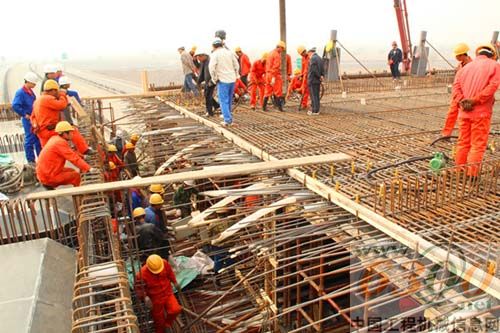 大西客专平遥特大桥跨汾平高速系杆拱系梁开始浇筑