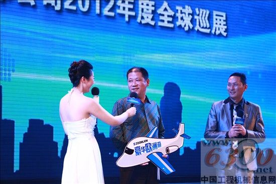 主持人现场采访获得豪华欧洲游的客户