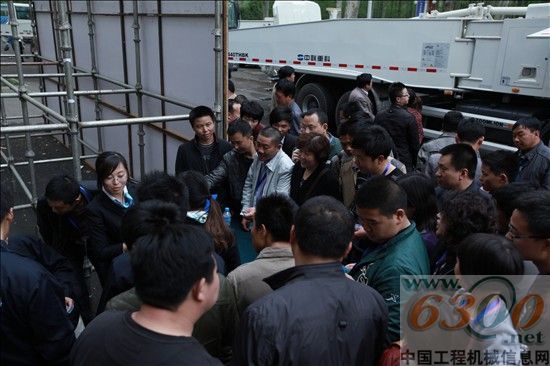 外场有奖问答环节正在兑奖品的客户朋友