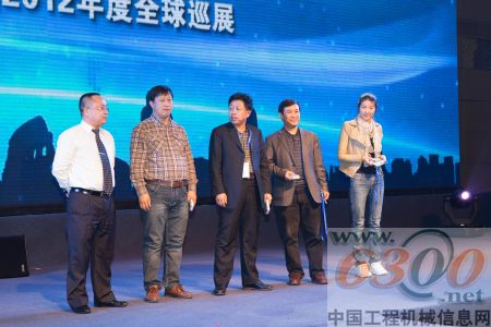 中联重科混凝土机械公司北方营销公司副总经理黎勇先生与二等奖得主合影