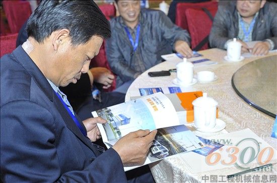 客户认真仔细地翻看中联重科混凝土机械公司专刊