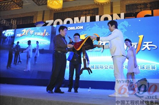 客户与魔术师互动表演魔术