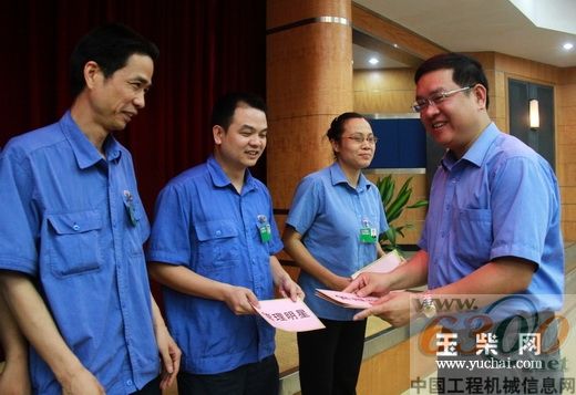 吴其伟给明星员工颁奖