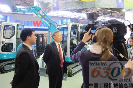 董事长何清华在展会现场接受国外媒体的采访