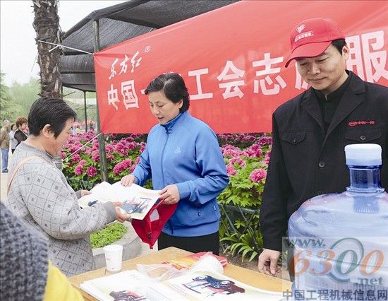 图为一拖工会主席任惠娟在向游客发放宣传画册