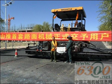 山推SRP95M摊铺机亮剑西域高原获认可