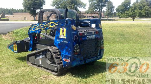 工作中的凯斯TR270履带式滑移装载机