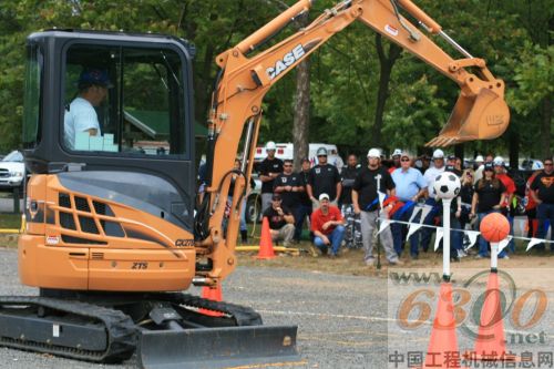 比赛中的凯斯小型挖掘机