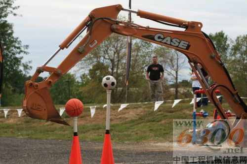 比赛中的凯斯小型挖掘机