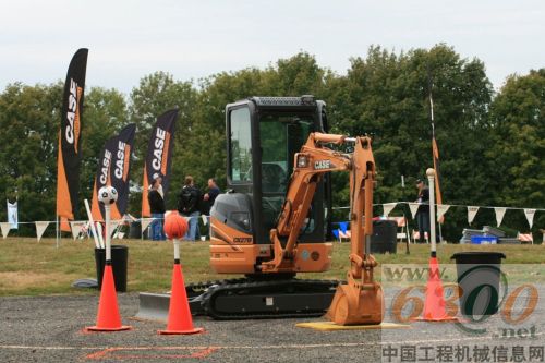 比赛中的凯斯小型挖掘机