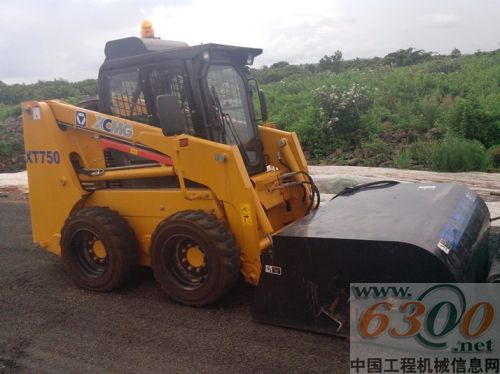 徐工滑移装载机闪耀海南公路建设