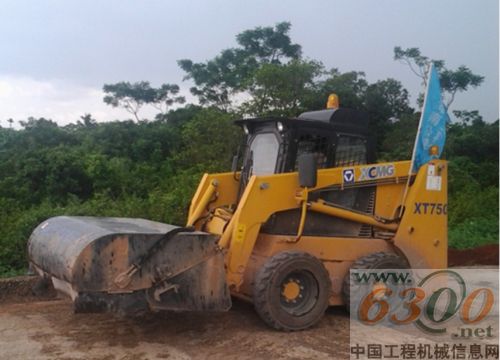 徐工滑移装载机闪耀海南公路建设
