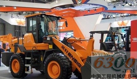 　　步入上海新国际博览中心E2号展馆，橙红色的英轩重工标志格外引人瞩目，精彩的节目、丰厚的礼品，让来往的行人纷纷驻足。