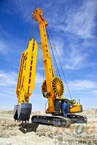 柴达木盆地闪耀着“徐工金”