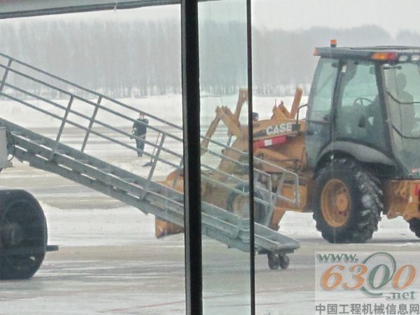 凯斯,工程机械,挖掘装载机,两头忙,,机场,清雪,,装载斗,斜角扫雪机,,推雪板,,四合一斗