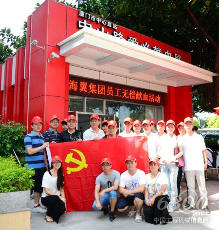 海翼集团青年志愿者义务献血迎“七.一”（厦门日报摄影记者梁伟摄）