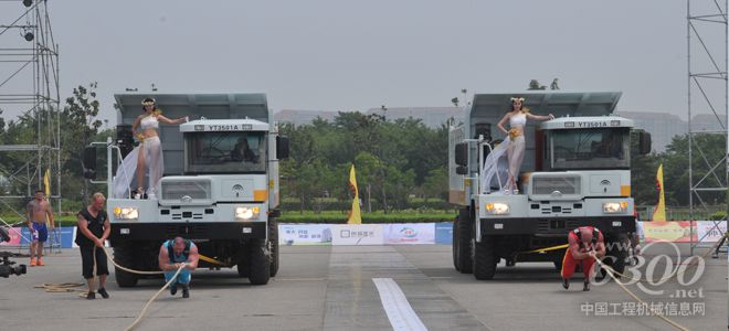 世界顶尖大力士挑战宇通重工矿用车