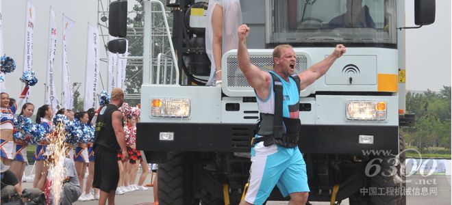 世界顶尖大力士挑战宇通重工矿用车