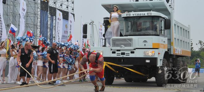 世界顶尖大力士挑战宇通重工矿用车