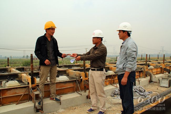 一线工人代表接过奖金