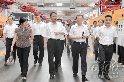 三一集团总裁唐修国正在向黄胜强介绍三一国际化发展情况