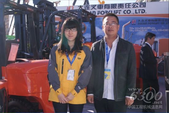 大连叉车有限责任公司内销中心主任张丰源先生与本网编辑合影